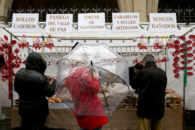 21 puestos de venta de roscos y dulces llenarán el entorno de la Iglesia de San Nicolás el día de San Blas