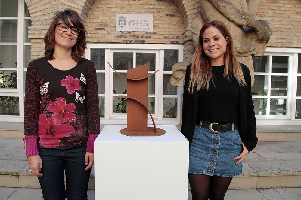 Pamplona recibe la escultura de Néstor Basterretxea adquirida para promocionar el proyecto ‘Enneco, hartizaren memoria / Enneco, la memoria del roble’