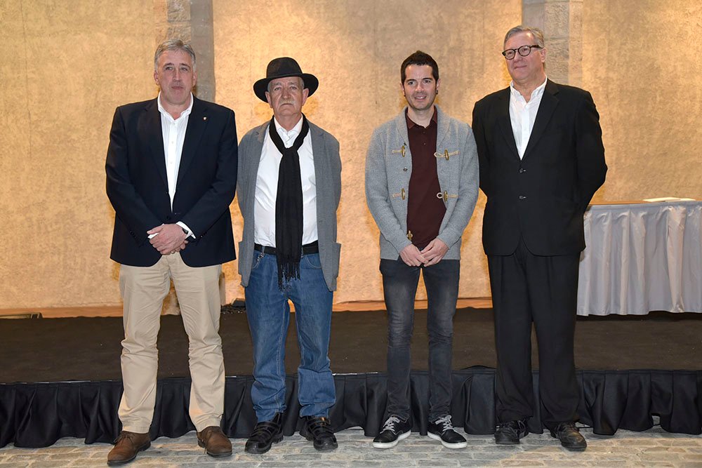 El alcalde entrega el X Premio de Poesía Ciudad de Pamplona a Tomás Hernández (castellano) y a Jon Barberena (euskera)