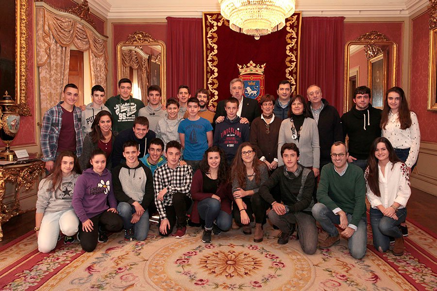 El Ayuntamiento recibe al Club Piragüismo Pamplona, subcampeón de la Liga Nacional de Ríos y Maratón