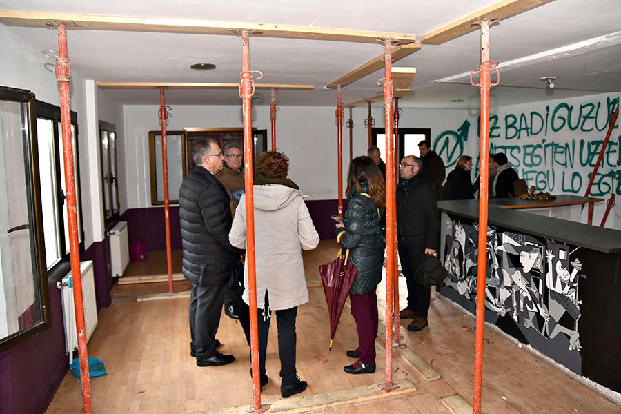 Miembros de la Corporación visitan por segunda vez el Chalet de Caparroso para conocer detalles de las obras realizadas por la asociación a la que se cedió su uso