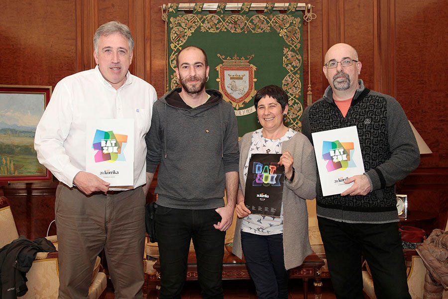 El alcalde recibe a representantes de AEK que le han presentado la campaña de la Korrika, que en su vigésima edición terminará en Pamplona