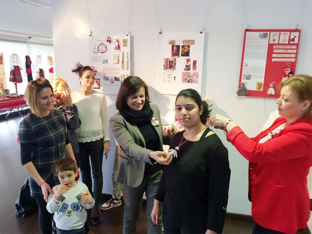 Bulgaria y su fiesta nacional están presentes estos días en la Casa de la Juventud, en un programa que se ha iniciado hoy con el reparto de Mártenitsas (Mартеница)
