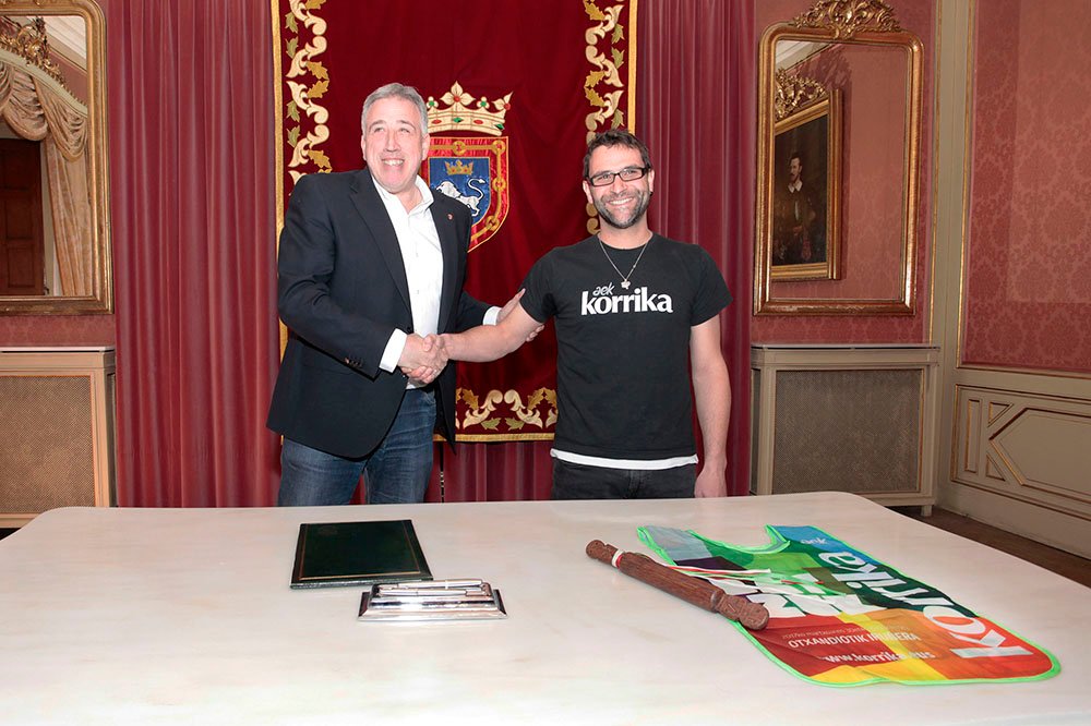 Ayuntamiento y AEK firman un convenio de colaboración para que Pamplona acoja el domingo 9 de abril el final de la Korrika