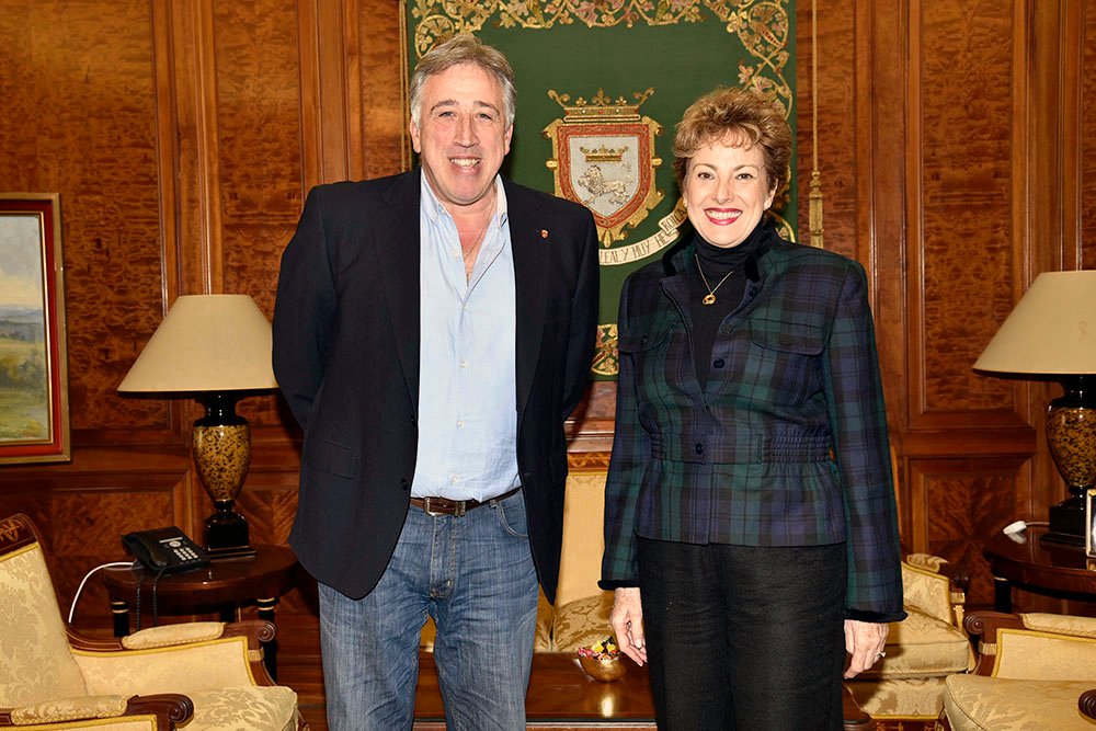 El alcalde de Pamplona, Joseba Asiron, se entrevista con la embajadora de México, Roberta Lajous