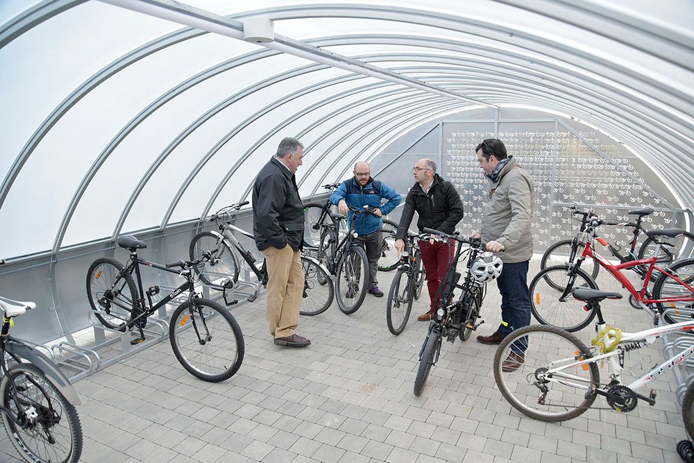 368 personas han aparcado ya su bicicleta en el parking rotatorio, cubierto y gratuito instalado en el paseo Pérez Goyena en sus doce primeros días de funcionamiento