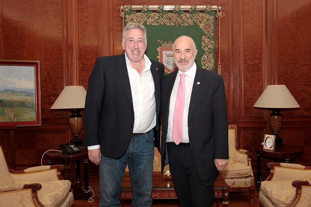 El alcalde de Pamplona recibe al embajador de Colombia