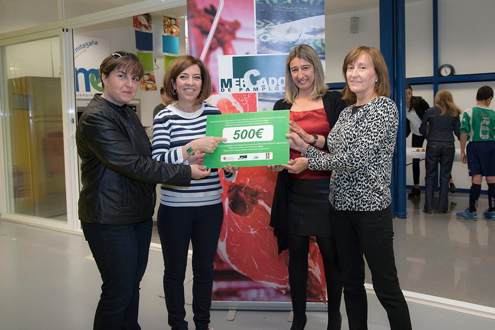 Los mercados del Ensanche y Ermitagaña donan a la Asociación Navarra de Autismo los 500 euros recaudados el sábado en una nueva edición de ‘Saborea la primavera’