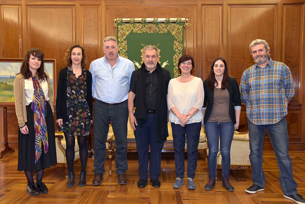 El alcalde de Pamplona recibe al presidente de la Fundación Forjando Futuros