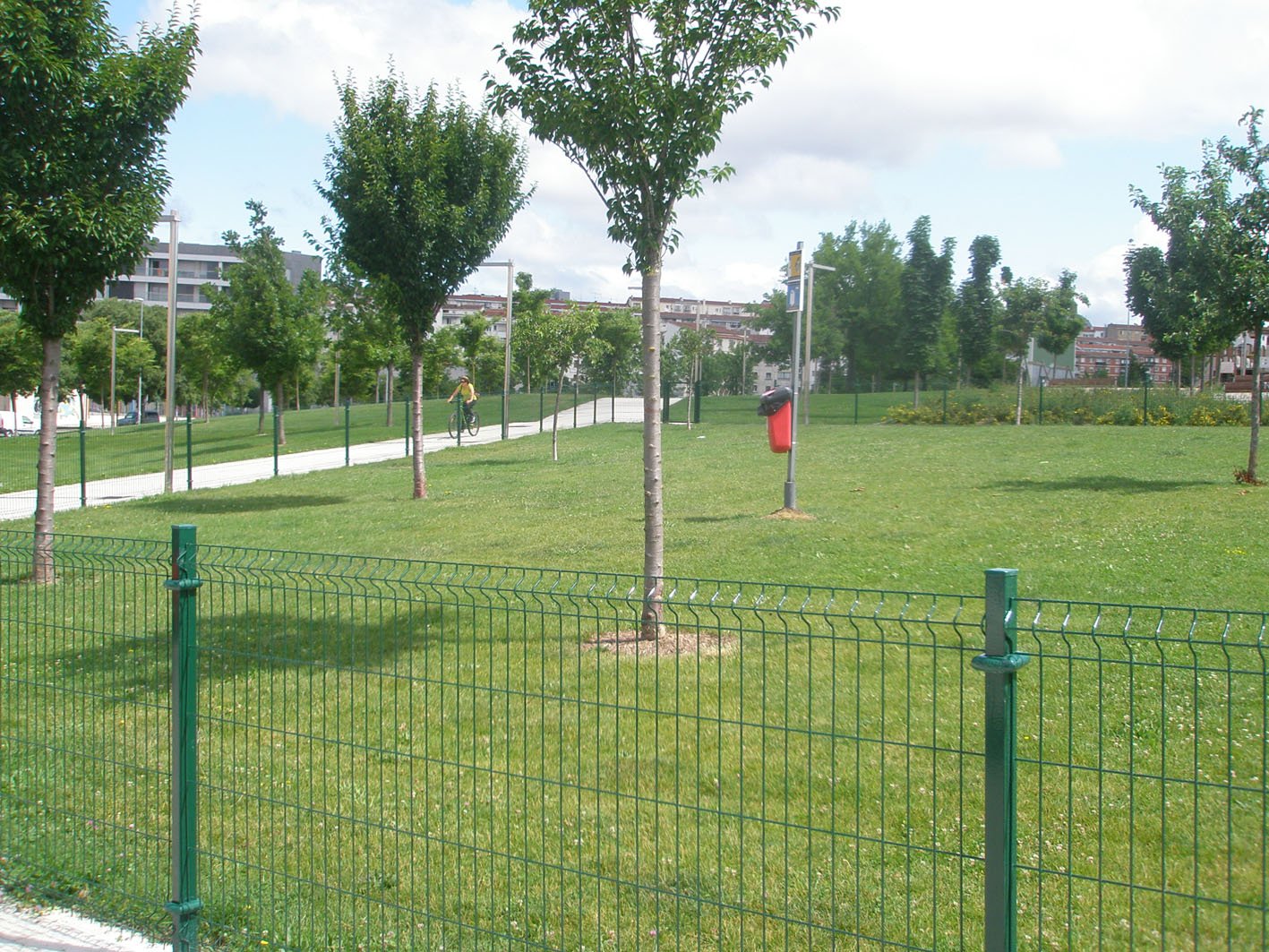 El Ayuntamiento prevé habilitar este año cuatro nuevas zonas de esparcimiento canino, dos de ellas en los entornos del parque fluvial en San Jorge y del parque sur de Txantrea