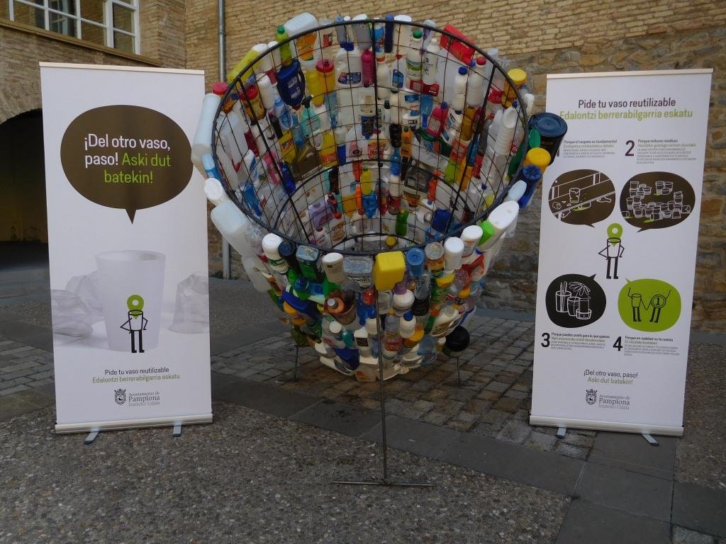 17.06.22_vaso_reutilizable_foto ‘Del otro vaso paso, aski dut batekin’ es el lema de la campaña del Ayuntamiento de Pamplona para impulsar el uso del vaso reutilizable estos Sanfermines