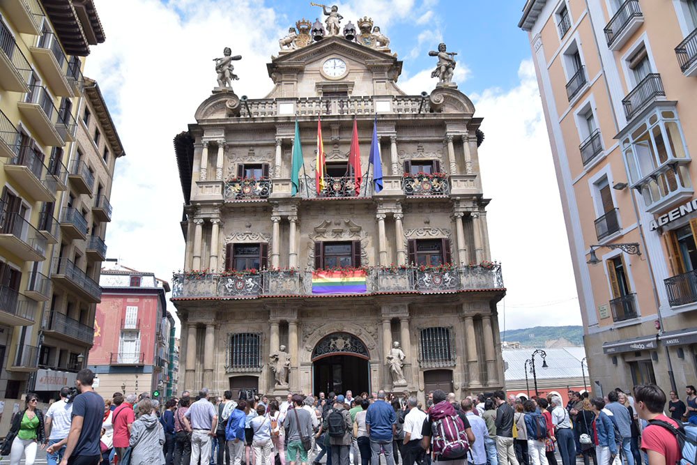 El Ayuntamiento se suma al Día Internacional de la Diversidad Sexual y de Género con una concentración y la colocación de la bandera en la fachada
