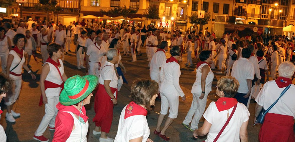 danza-san-fermin La plaza Consistorial acogerá en Sanfermines el estreno de un nuevo ciclo de danzas de troqueo de la mano de Duguna-Iruñeko Dantzariak