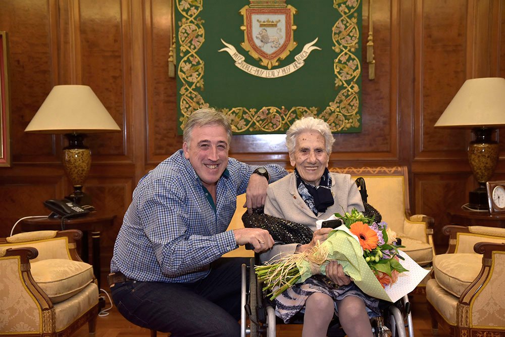 La pamplonesa Petra Irigoien Vidaurreta visita a sus 106 años el Ayuntamiento para conocer al alcalde
