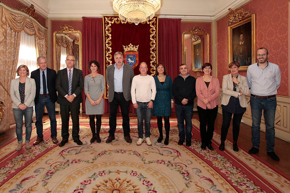 El Ayuntamiento de Pamplona recibe a dos asociaciones que trabajan por el Daño Cerebral Adquirido infantil en el día internacional dedicado a esta dolencia