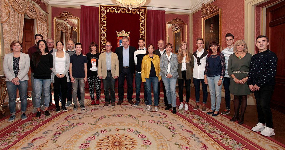 El Ayuntamiento recibe a los patinadores y patinadoras internacionales navarros que han participado en el Campeonato de Europa y en los World Roller Games