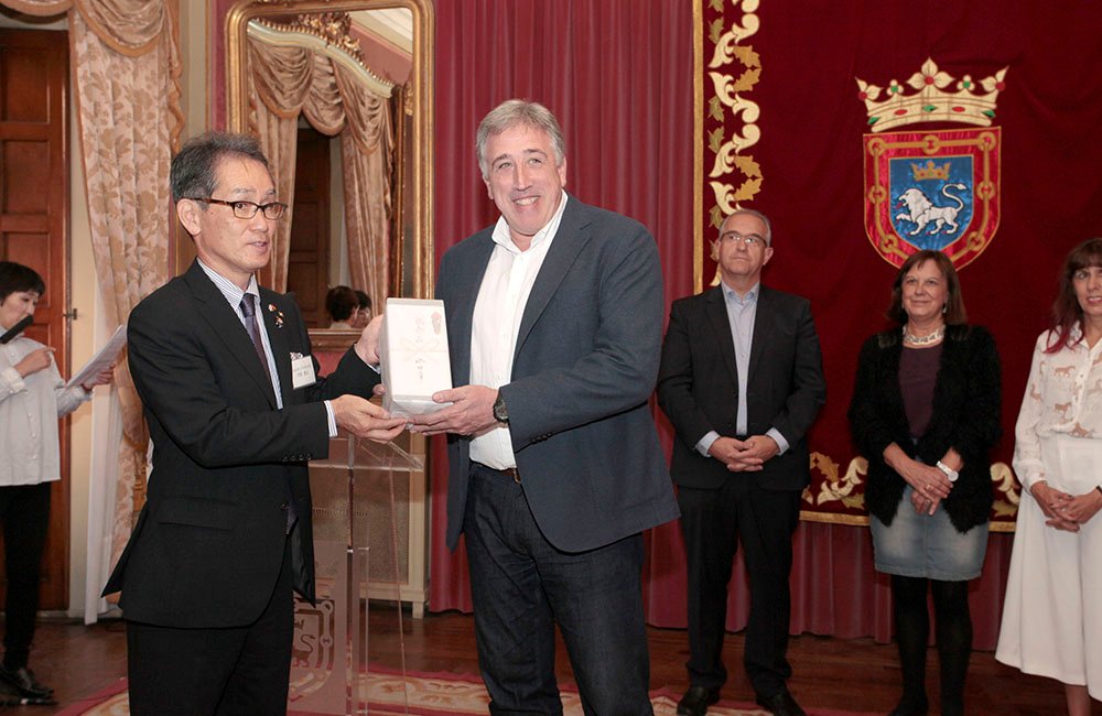 El Ayuntamiento de Pamplona recibe a una delegación de la ciudad hermana de Yamaguchi compuesta por miembros del Consistorio nipón y la Cámara de Comercio