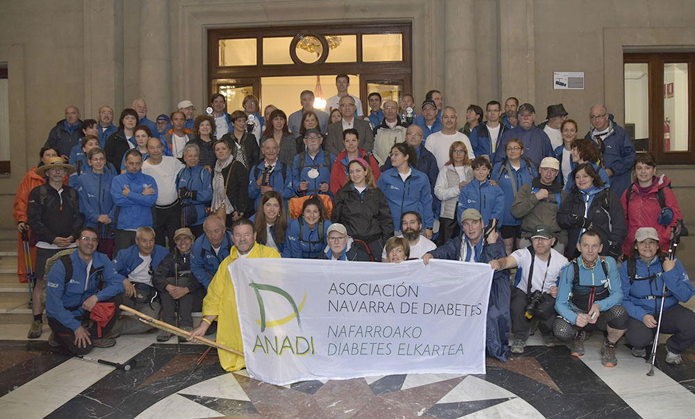 El alcalde recibe, a su paso por Pamplona, a las personas que participan en ‘Camina por la diabetes a Santiago’ impulsada por la de la Asociación Navarra de Diabetes