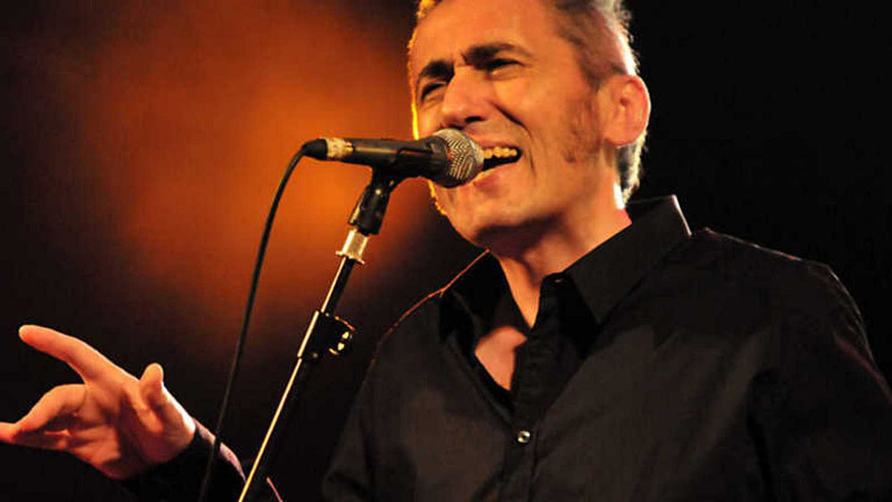 El cantautor Jabier Muguruza presenta este jueves su decimoquinto disco, “Leiho bat zabalik”, dentro del ciclo de conciertos de pequeño formato Kantu eta Hitza