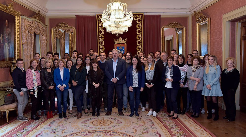 El alcalde de Pamplona recibe a un grupo de estudiantes internacionales de la Escuela de Negocios de Navarra Foro Europeo