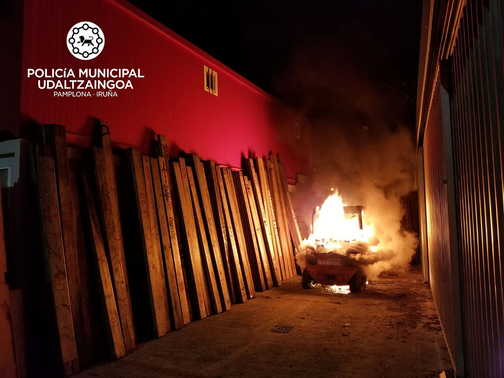Policía Municipal investiga el sabotaje registrado esta madrugada en los corrales del gas con la quema de una máquina elevadora, pintadas y otros daños materiales
