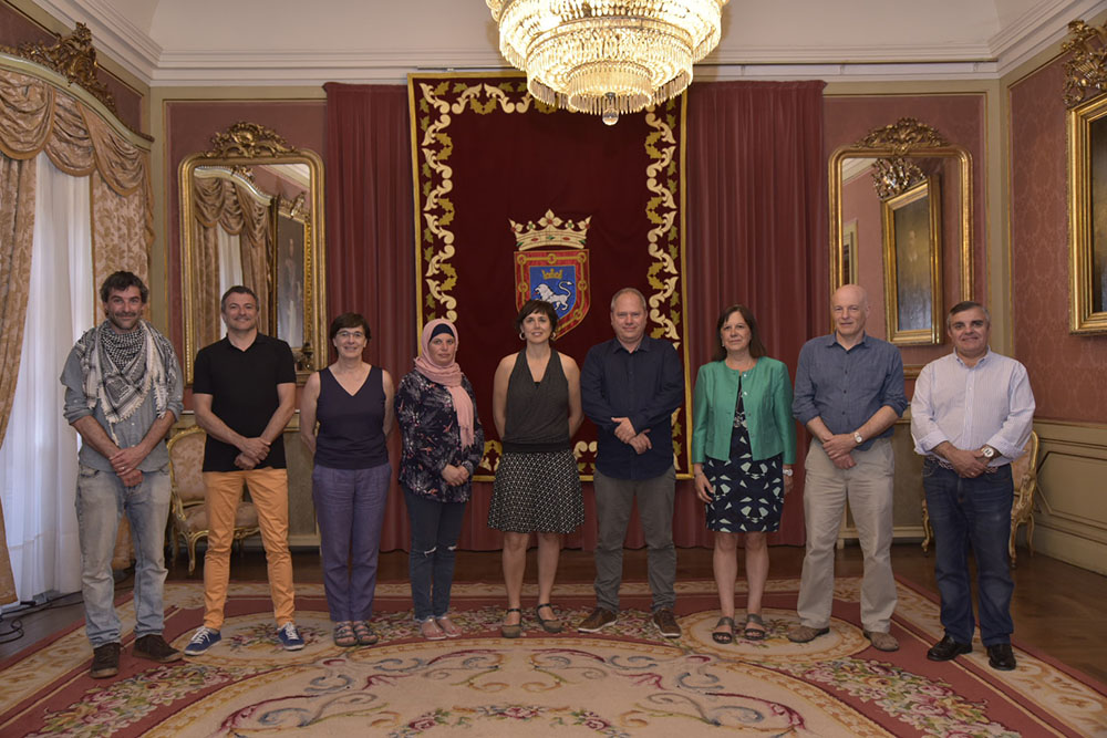 El Consistorio recibe a la ONGD SODEPAZ acompañada por Manel Tamini y Sami Cockol que están en Pamplona para dar a conocer la situación actual de Palestina