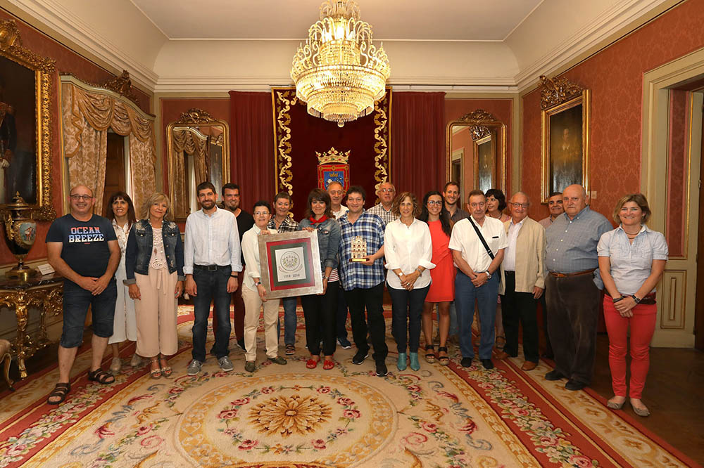 El Ayuntamiento de Pamplona recibe a la asociación musical Los Amigos del Arte con motivo del centenario de su fundación