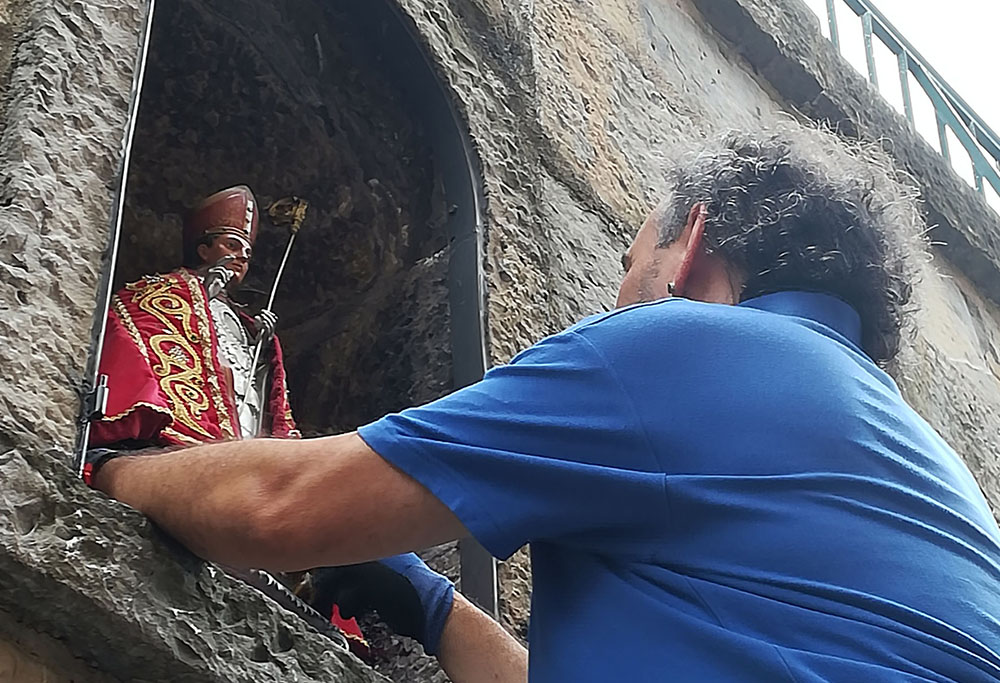 Esta mañana ha sido retirada la réplica de la imagen de San Fermín y la hornacina de Santo Domingo está lista para acoger la original a la se que canta en el encierro