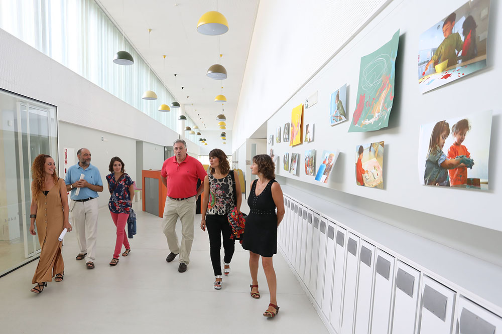 El alcalde de Pamplona visita la EI Hello Buztintxuri en el primer día del nuevo curso en las escuelas infantiles municipales