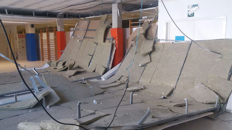 Un fallo en la ejecución de obra de los anclajes y perfiles del falso techo, causa del desprendimiento ayer en el gimnasio del C.P. Patxi Larrainzar
