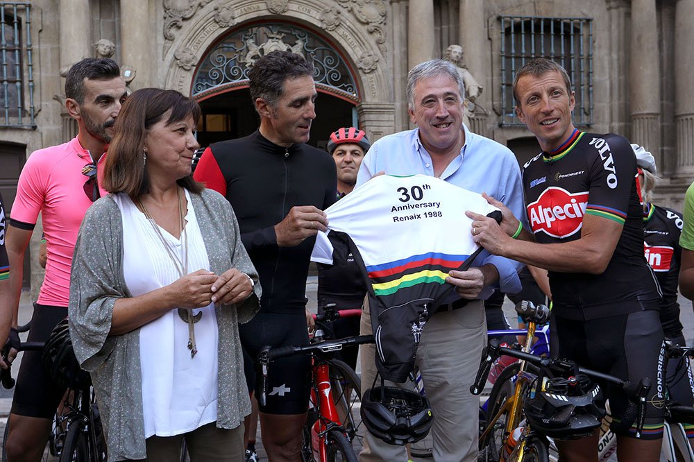El alcalde recibe a los participantes en una iniciativa que busca concienciar sobre el respeto y seguridad para los ciclistas