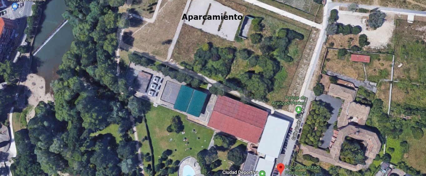El Ayuntamiento habilita durante la temporada de verano un aparcamiento gratuito disuasorio junto a las instalaciones deportivas municipales de Aranzadi
