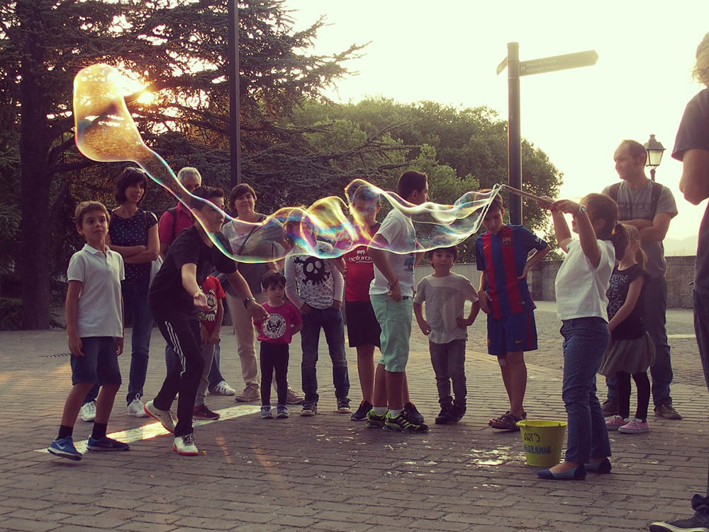 ‘Atardecer Pamplona’ viste este viernes la plaza de la Virgen de la O de colorido y grandes pompas de jabón para celebrar ‘Burbugrafía’