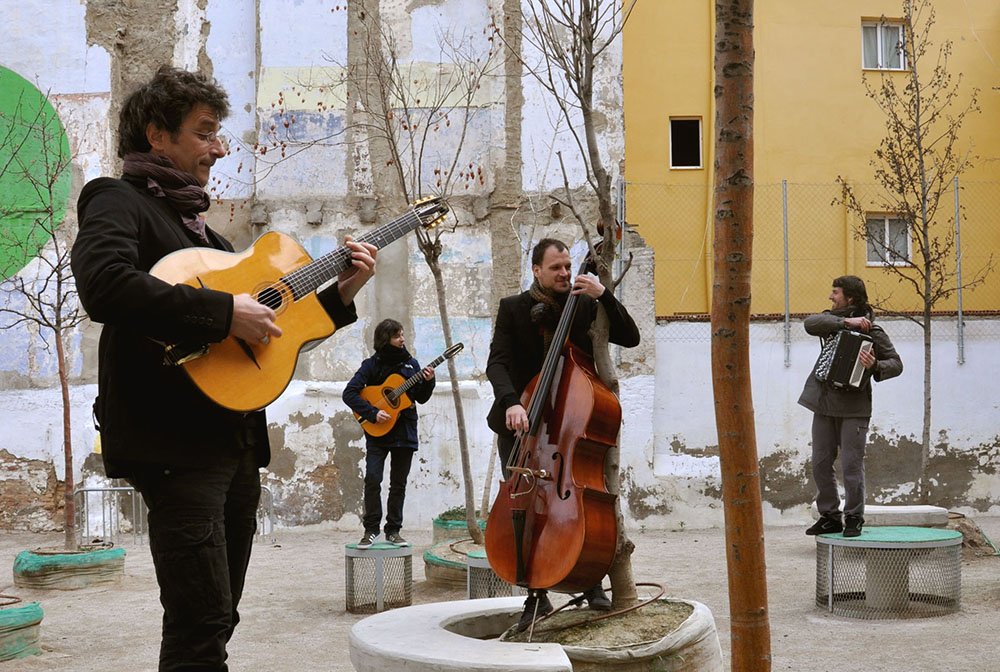La compañía Gancho Drom cierra mañana martes ‘Auzokale’ con un concierto de jazz manouche y swing en el entorno natural del puente de San Pedro a las 20 horas