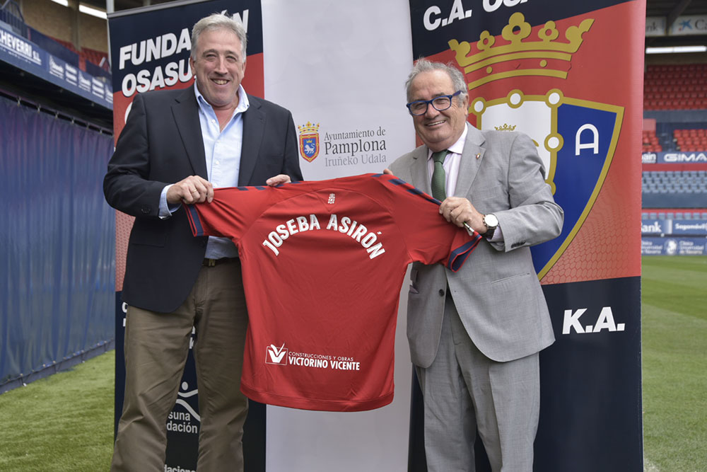 Ayuntamiento y C.A. Osasuna trabajarán conjuntamente en ámbitos como movilidad sostenible, gestión de residuos, solidaridad o el vínculo emocional entre ciudad y club