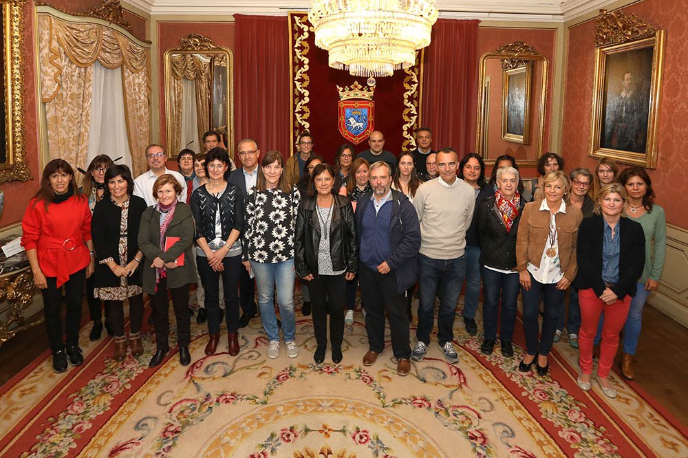 El Ayuntamiento recibe a la Asociación Navarra de Familias de Acogida – Magale y a la Asociación Estatal de Acogimiento Familiar (ASEAF)