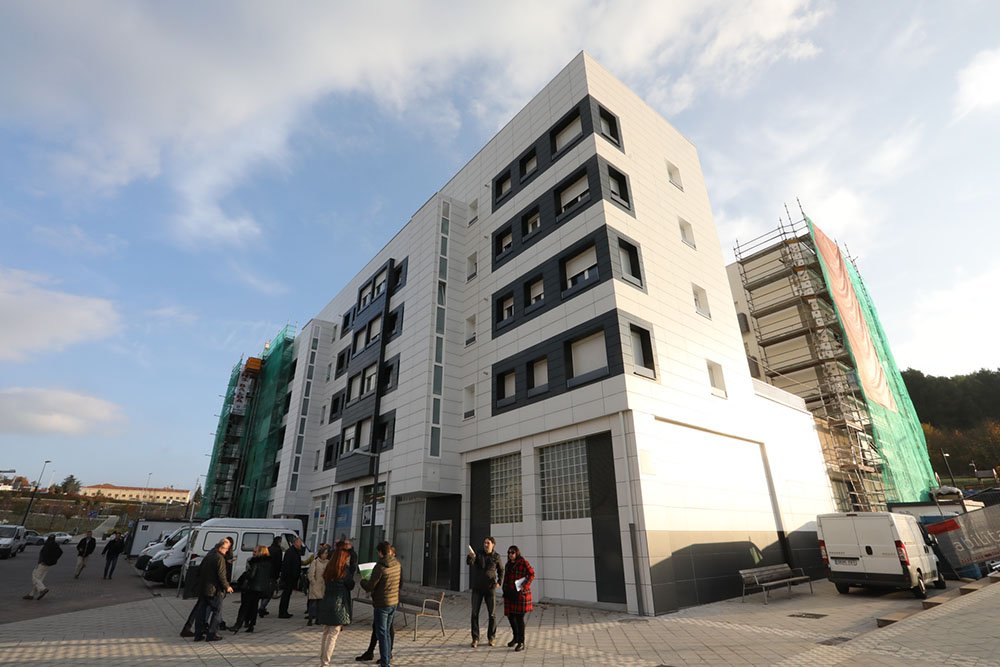 18.11.14_visita_lezkairu_casas_rehabilitadas El Ayuntamiento ha destinado ya 447.000 subvenciones para la rehabilitación energética y la mejora de la accesibilidad de las casas del Soto de Lezkairu