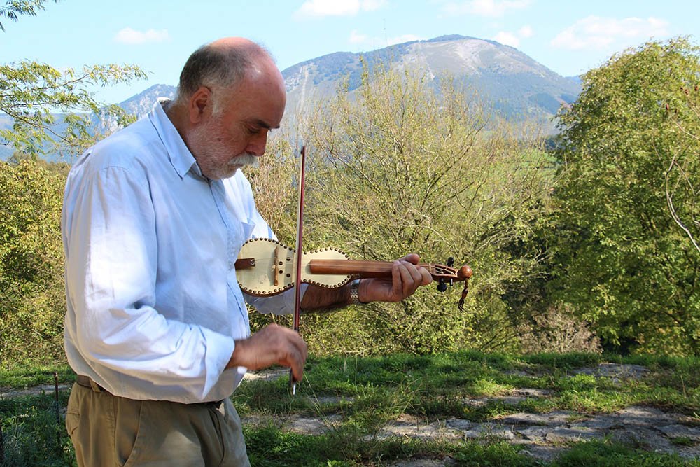 Juan Mari Beltran ofrece este jueves un recital poético en euskera en Condestable, en el que fusionará la música, el juego y la palabra para recorrerla geografía rural