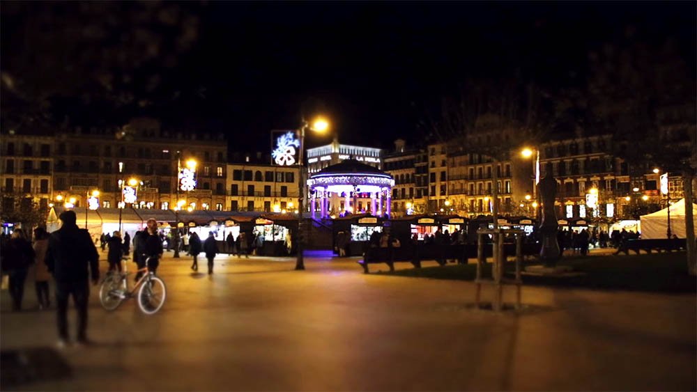 El Ayuntamiento aprueba la prórroga para 2021-2022 del contrato de suministro de las luces de Navidad de Pamplona