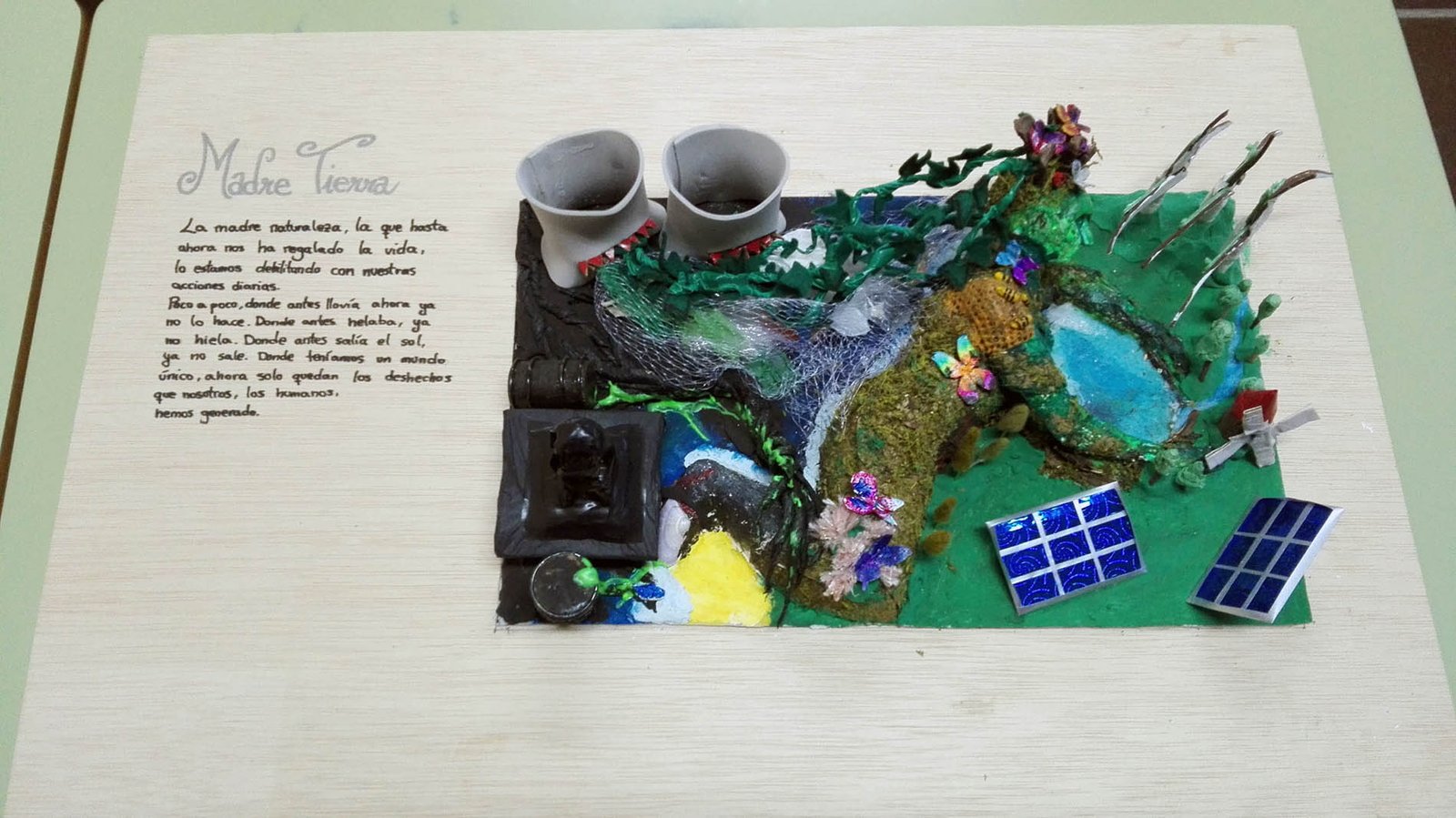 Equipos mixtos de estudiantes y jardineros trabajan para llevar el próximo mes a los fosos de la Ciudadela la reflexión sobre el cambio climático en forma de jardín efímero