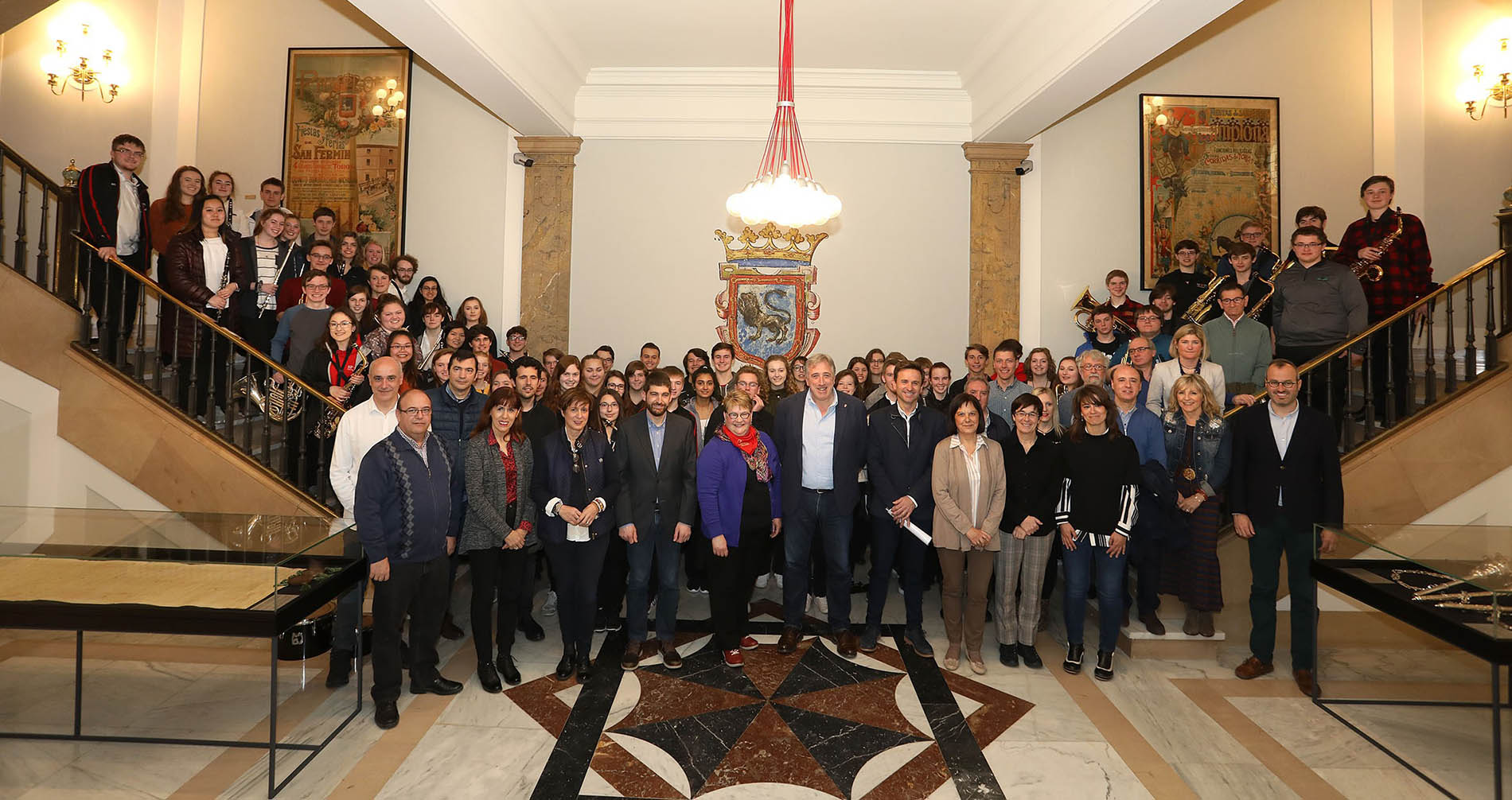 El Ayuntamiento recibe a la Centennial High School Wind Orchestra, banda que llega a Pamplona en el marco del festival internacional IFOB del centenario de La Pamplonesa