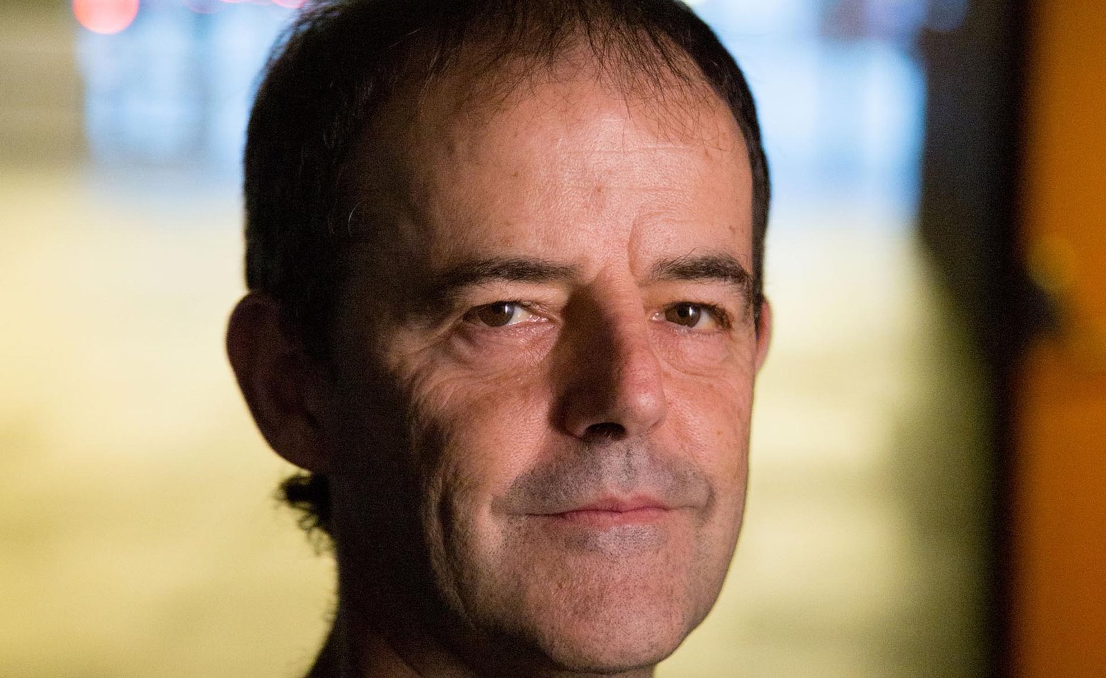 Civivox Iturrama acoge este lunes una conferencia en euskera del polifacético escritor Jon Arretxe, que incluye un audiovisual sobre los viajes que han inspirado sus novelas