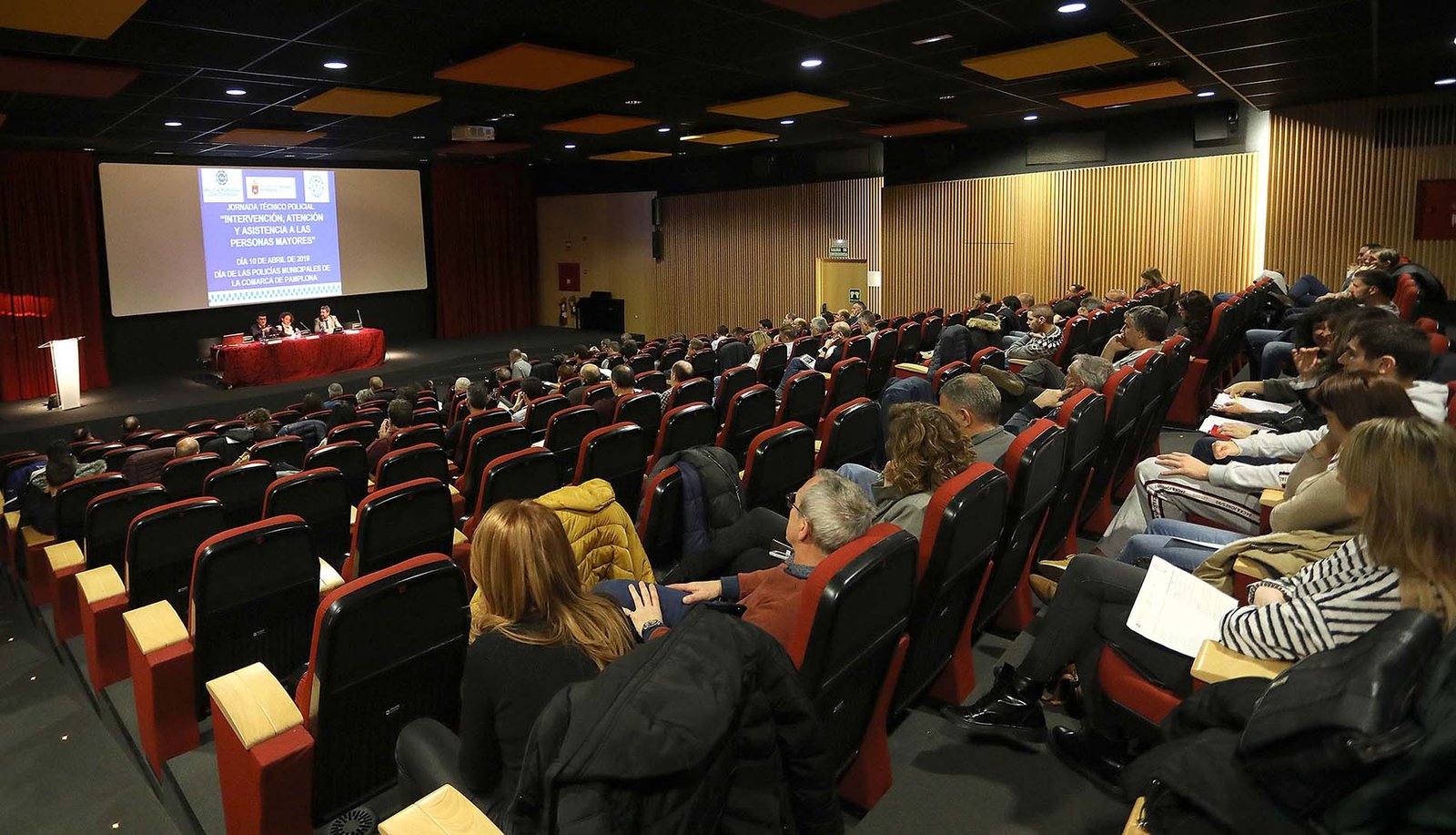 Un centenar de agentes de policía participan en una jornada formativa sobre intervención, atención y asistencia a personas mayores