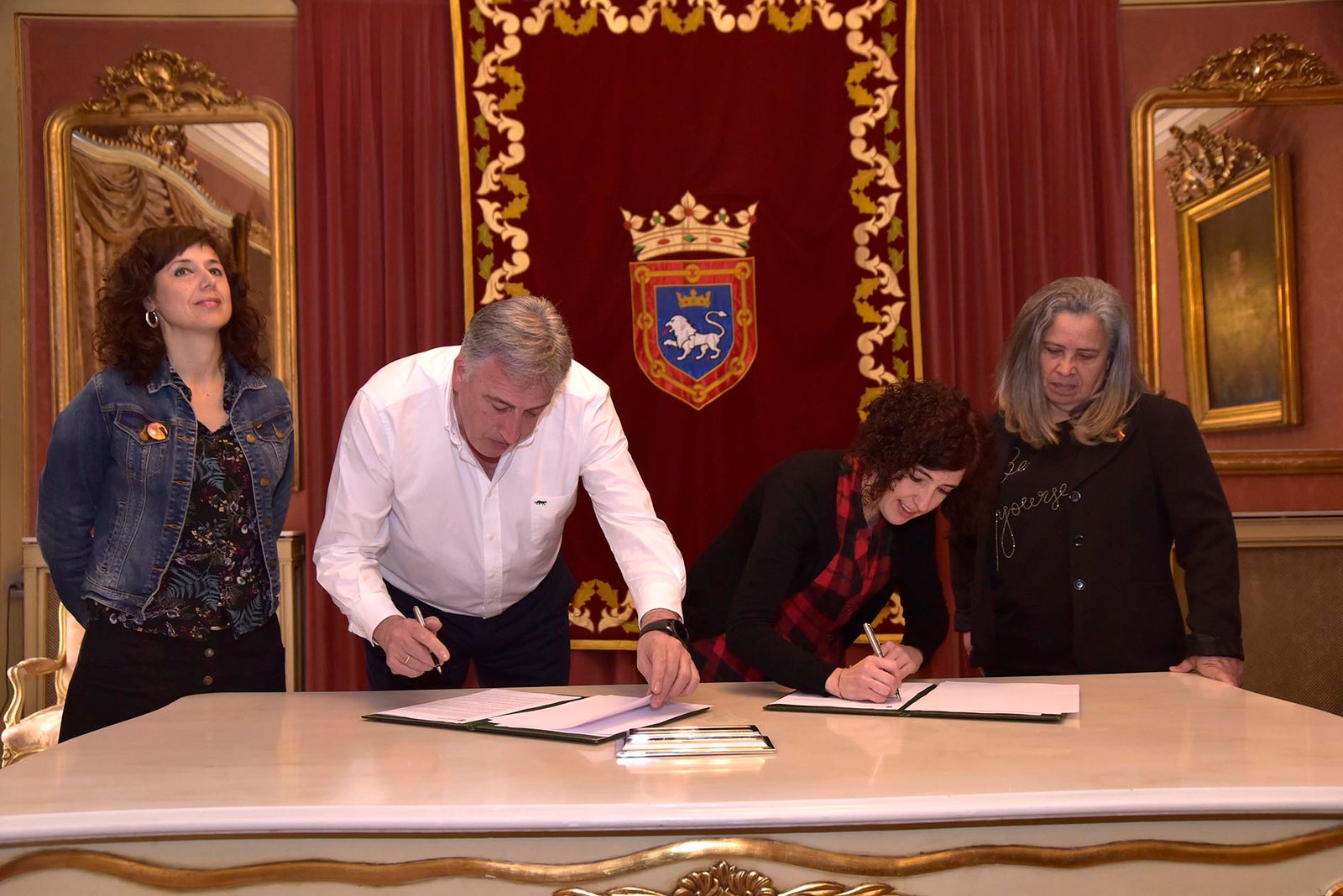 Ayuntamiento y asociación Casa de las Mujeres-Iruñeko Emakumeen Etxea firman el convenio de colaboración para la creación y cogestión de la Casa de las Mujeres