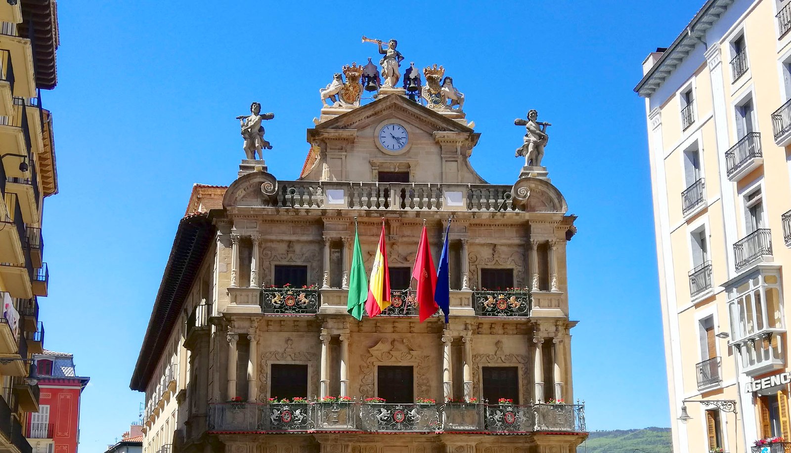 El Ayuntamiento de Pamplona ilumina este sábado su fachada de color rosa con motivo del Día Mundial de las Enfermedades Raras