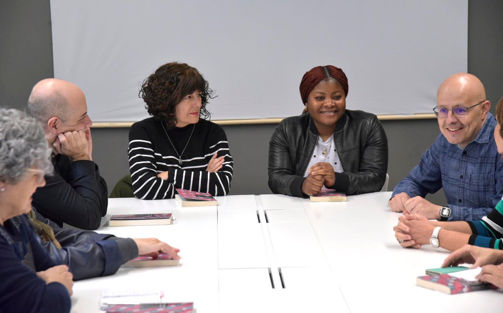 El club de lectura ‘Latitudes’ acerca la realidad social de Nigeria, frente a prejuicios y estereotipos, a través de las vivencias de una mujer de allí residente en Pamplona