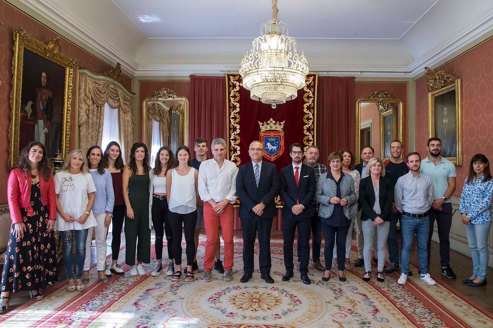 El Ayuntamiento recibe a los medallistas navarros en el Campeonato de España Absoluto de Atletismo celebrado en La Nucía (Alicante)