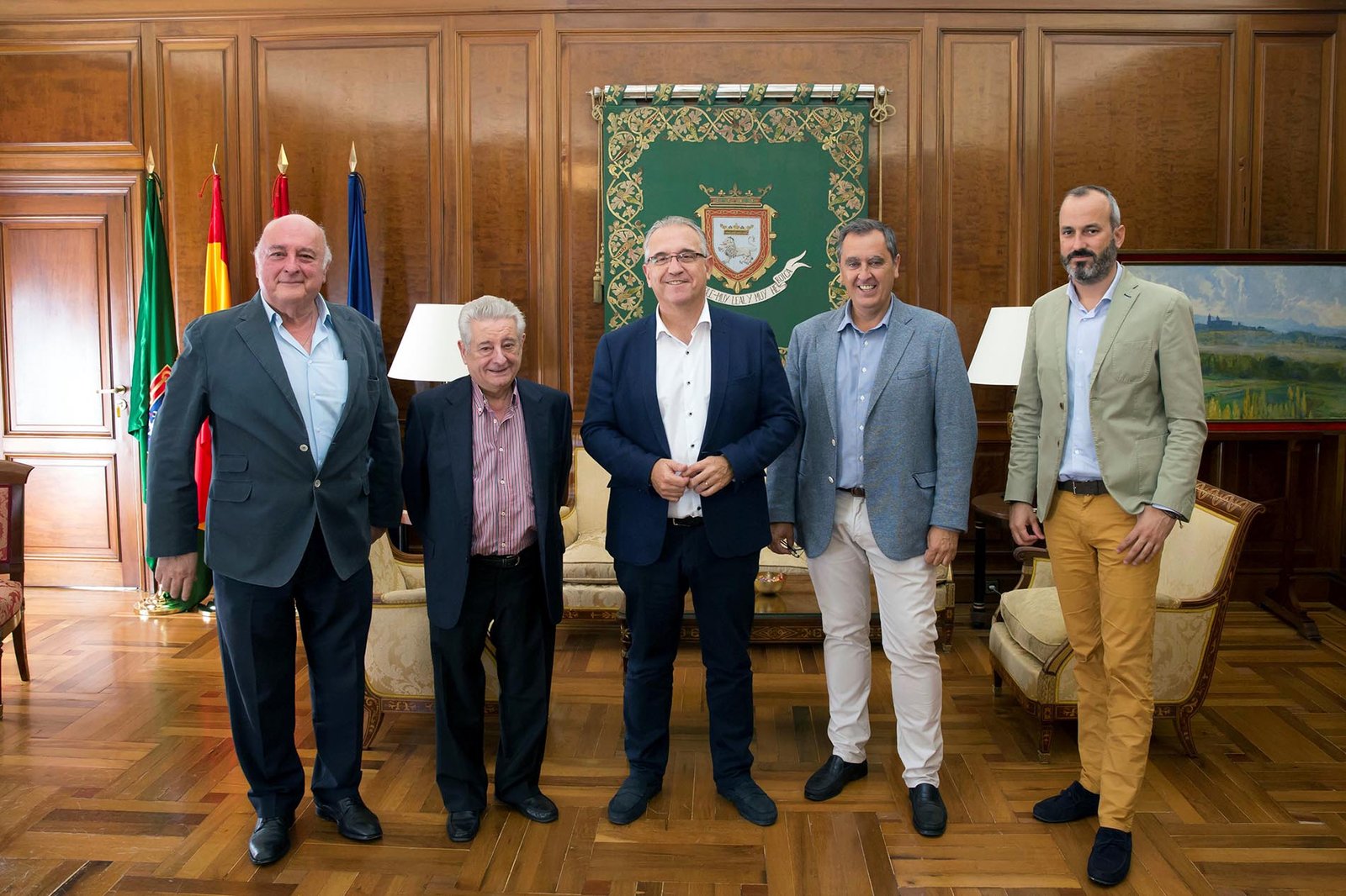 alcalde-reunion-amigos-ferrocarril1 El alcalde de Pamplona y la Asociación Navarra de Amigos del Ferrocarril mantienen un encuentro para hablar del futuro ‘Parque del Tren’ en Trinitarios