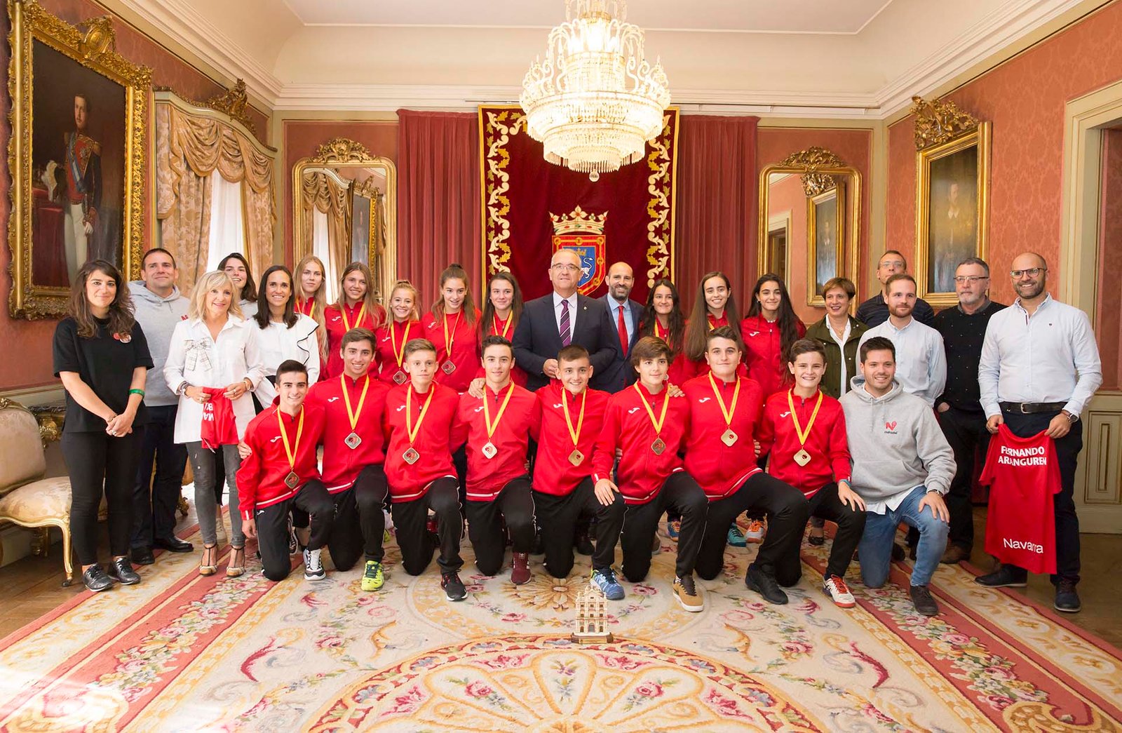 El Ayuntamiento recibe a las selecciones navarras de menores en categorías infantil, cadete y junior, que han participado el Campeonato de España de Pádel
