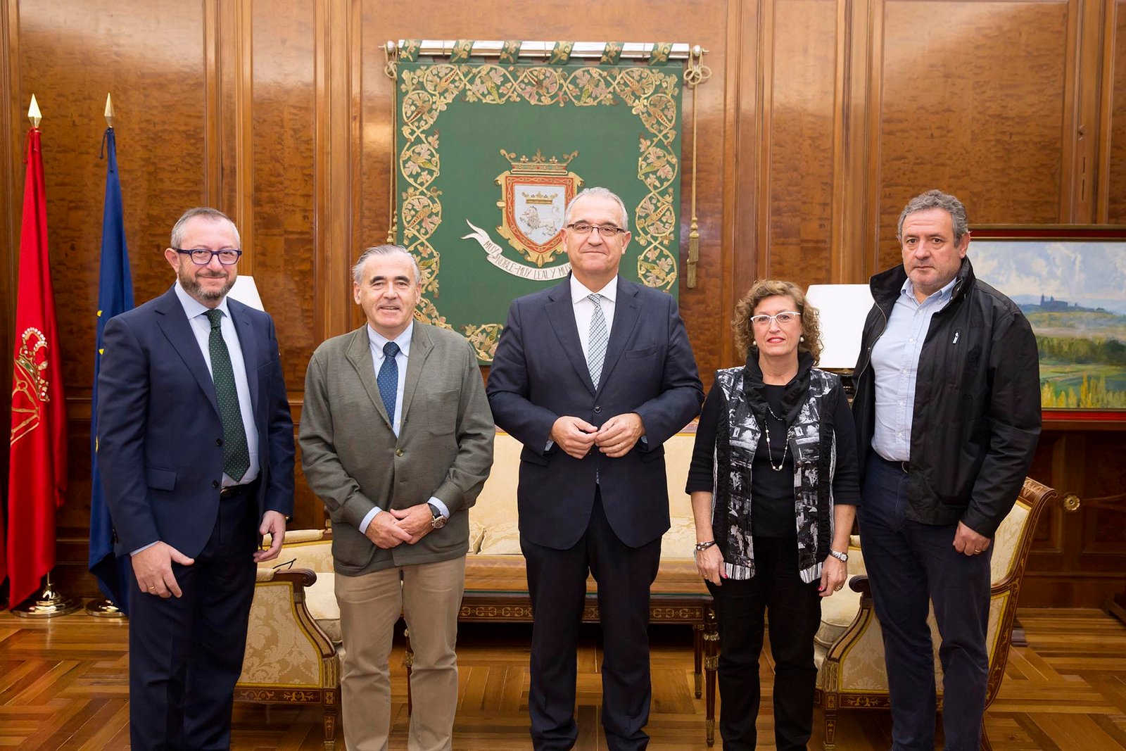 El alcalde recibe a los representantes de la Asociación de Empresas Familiares de Navarra (ADEFAN)